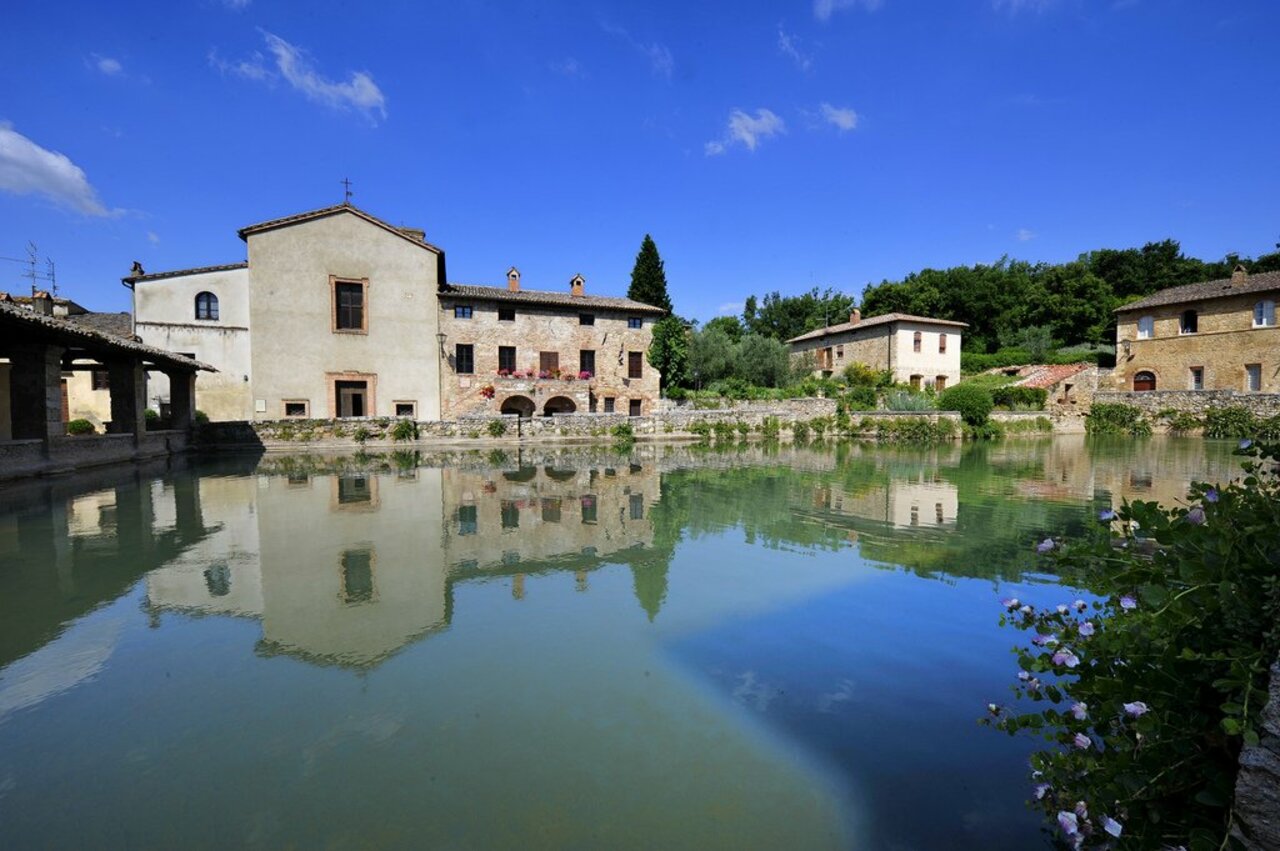 Come with us to these beautiful free natural hot springs in #Tuscany, you won't regret it: http://bit.ly/FreeSpas https://t.co/r7LAn9YmUz
